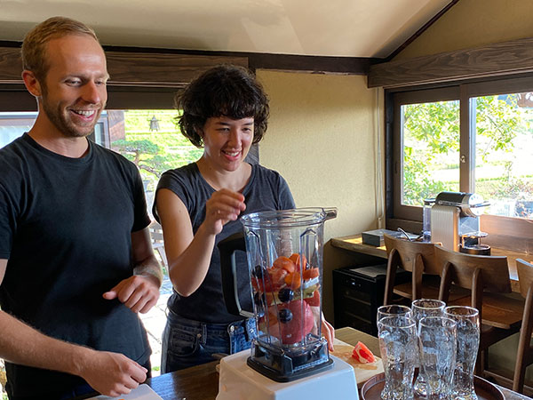 自家製野菜のスムージー作り